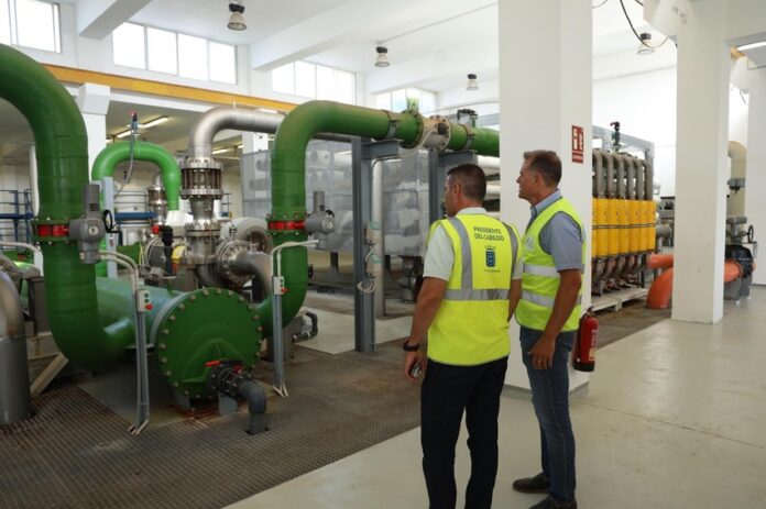 Oswaldo Betancort junto a Domingo Cejas (2) Noticias | Lanzarote contará con 10.000 metros cúbicos diarios más de agua desalada con la recuperación de un nuevo bastidor