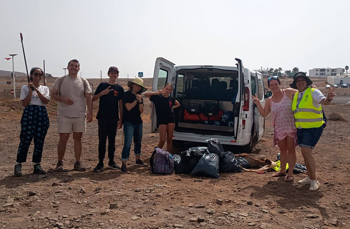 25 voluntarios se unen en Playa Quemada para cuidar el litoral