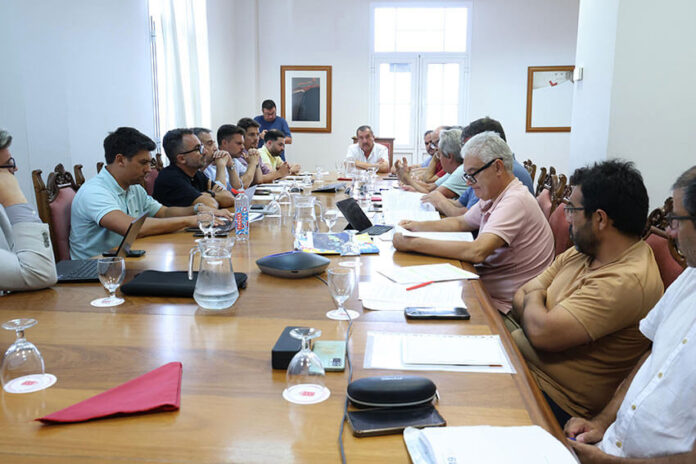 Noticias | El Cabildo presenta a los ayuntamientos un modelo público de renovables que reduce las ZAR a menos del 0,25 % del territorio de Lanzarote
