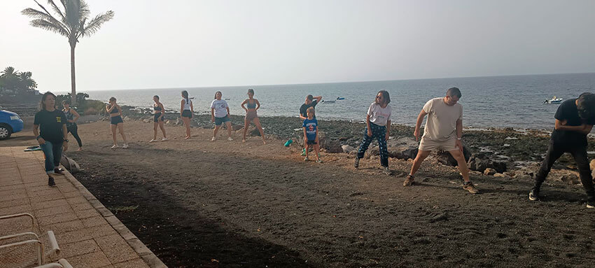 25 voluntarios se unen en Playa Quemada para cuidar el litoral
