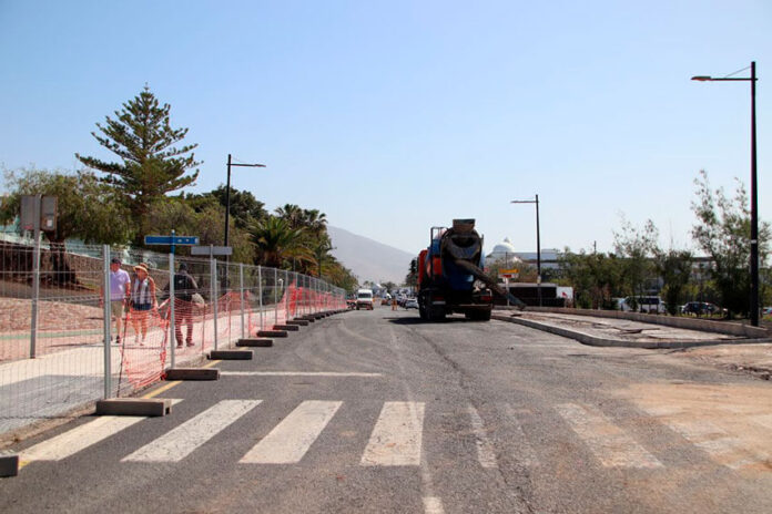 Trabajos-en-la-Avda.-Papagayo Noticias Playa Blanca | Yaiza asfalta esta semana el primer tramo en obras de la Avenida Papagayo con 65 nuevas plazas de aparcamiento
