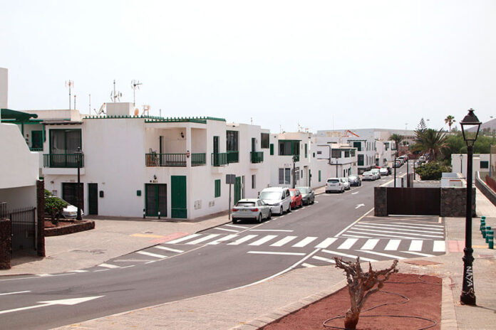Una-de-las-calles-de-Playa-Blanca-en-la-que-se-van-a-instalar-las-nuevas-luminarias Noticias Playa Blanca | Yaiza licita por 400.000 euros la renovación del alumbrado público del casco antiguo de Playa Blanca