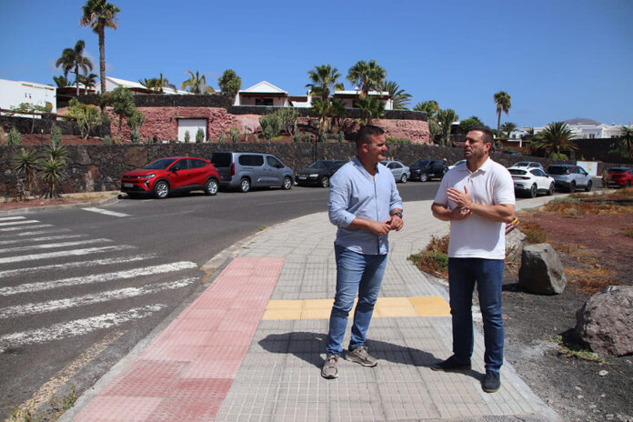 Alcalde-y-concejal-de-Obras-en-Las-Coloradas Noticias Playa Blanca | Yaiza inicia el asfaltado en Las Coloradas invirtiendo un millón de euros