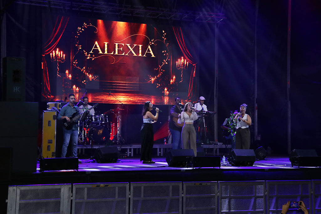 Alexia interpreta sus raíces en las fiestas de Los Remedios