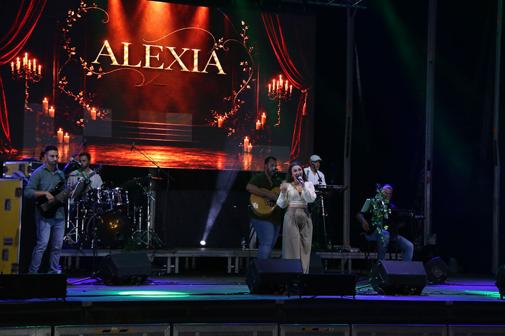 Alexia interpreta sus raíces en las fiestas de Los Remedios