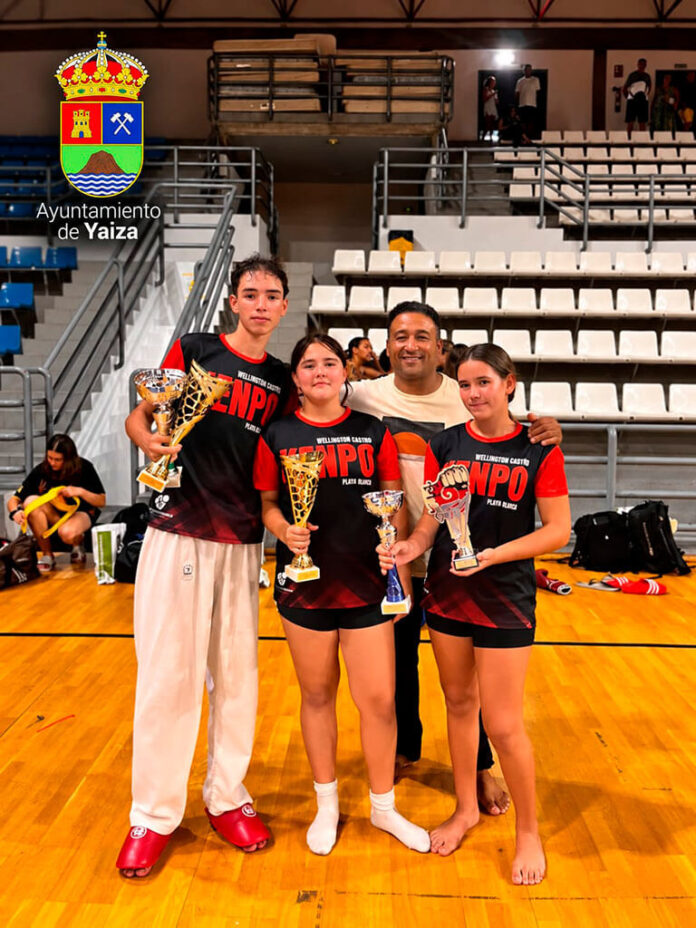 Valentina Palamara, Katia Guareño y Carlos Enrique Barbeito junto a su entrenador Wellington Castro en la Copa Kenpo Isla de La Palma Noticias Playa Blanca | La escuela Kenpo Karate Lanzarote regresa de la Isla Bonita con ocho medallas
