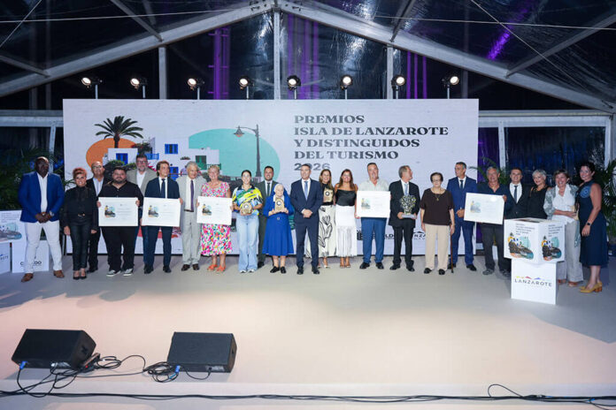 Foto-de-familia Noticias | Lanzarote reconoce a quienes han contribuido a construir y proyectar su modelo turístico