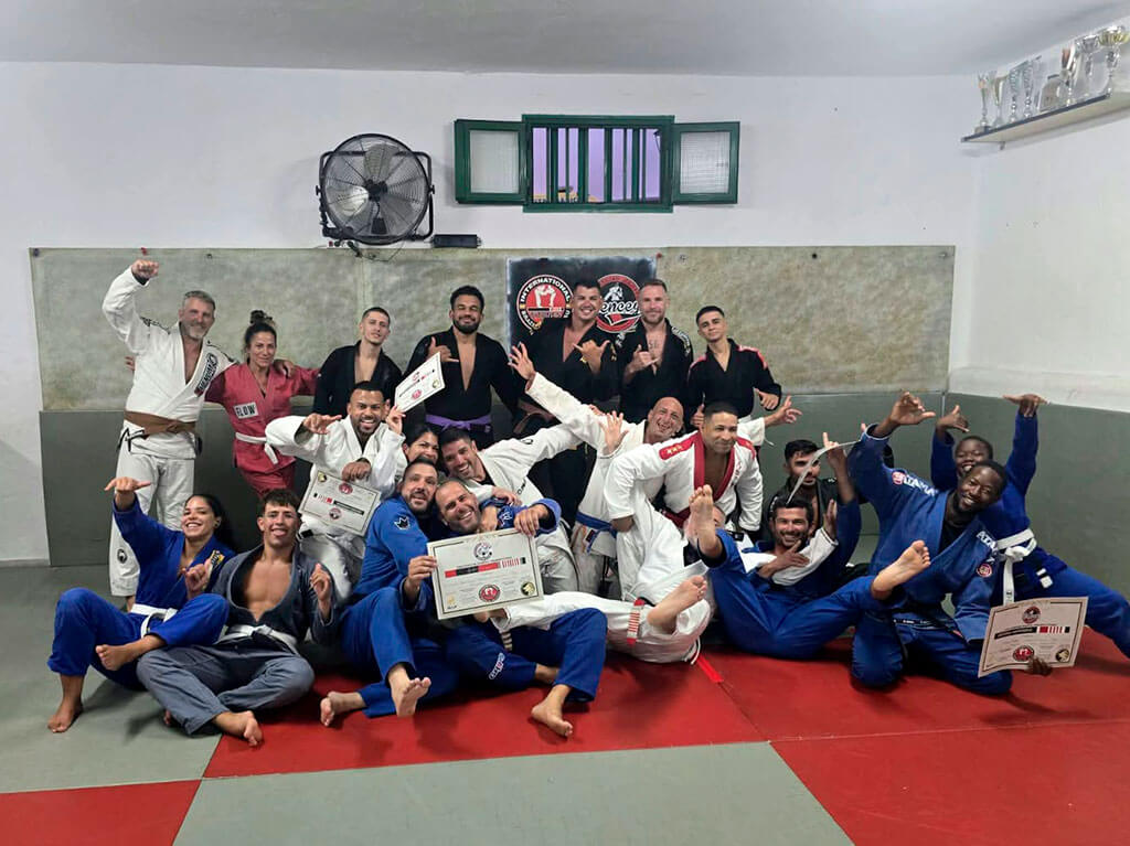El maestro André Crispin visita la Escuela Mencey para impartir un curso y graduar a sus deportistas