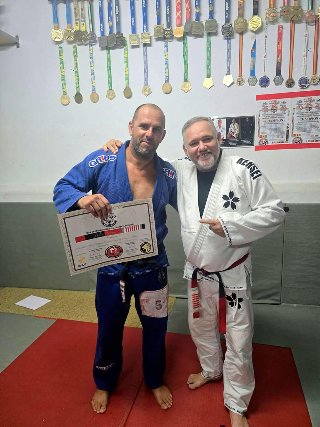 El maestro André Crispin visita la Escuela Mencey para impartir un curso y graduar a sus deportistas