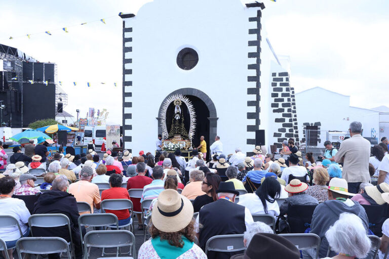 Noticias | El Cabildo acerca la Feria de Artesanía a las personas mayores dependientes de Lanzarote