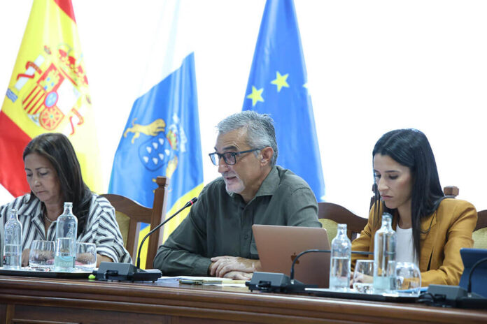 Marci-Acuña,-consejero-de-Bienestar-Social-e-Inclusión Noticias | El Cabildo impulsa la gratuidad de las plazas de aparcamiento reservadas para personas con movilidad reducida en Lanzarote