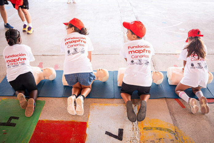 Niños-practicando-RCP Noticias | Clausurada la X edición de la campaña ‘Este verano, chapuzón seguro’