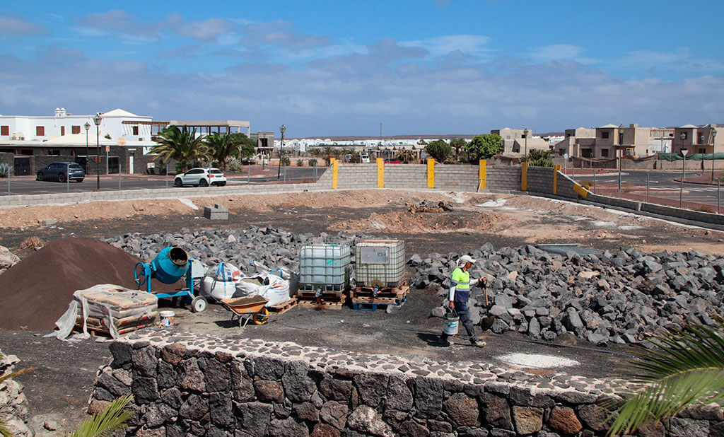 Noticias Yaiza | Yaiza construye canchas polivalentes para deportes de arena en Playa Blanca