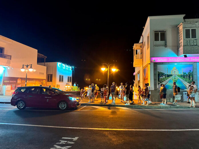 Parada-taxis-centro-de-Playa-Blanca Noticias Playa Blanca | El PP de Yaiza propone la instalación de marquesinas sostenibles en las principales paradas de taxi de Playa Blanca