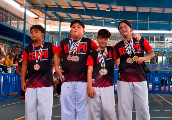 Alumnado de la escuela Kenpo Lanzarote - Playa Blanca Noticias Playa Blanca | Kenpo Lanzarote – Playa Blanca brilla en el Open Internacional 2026 de Tenerife con nueve medallas