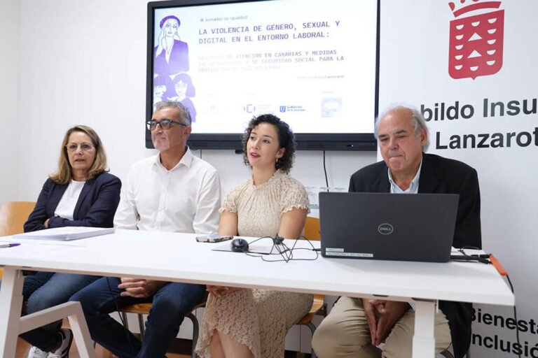 Noticias | Ana Padrón: “Ante la violencia contra la mujer, la respuesta debe de ser rápida y profesional”