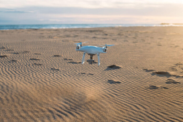 Dron-en-la-playa Noticias | El Cabildo advierte de que el uso de drones puede provocar graves alteraciones en la avifauna
