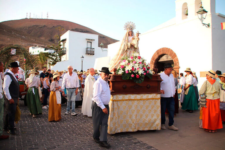 Noticias Yaiza | Femés confraterniza en sus celebraciones del Rosario