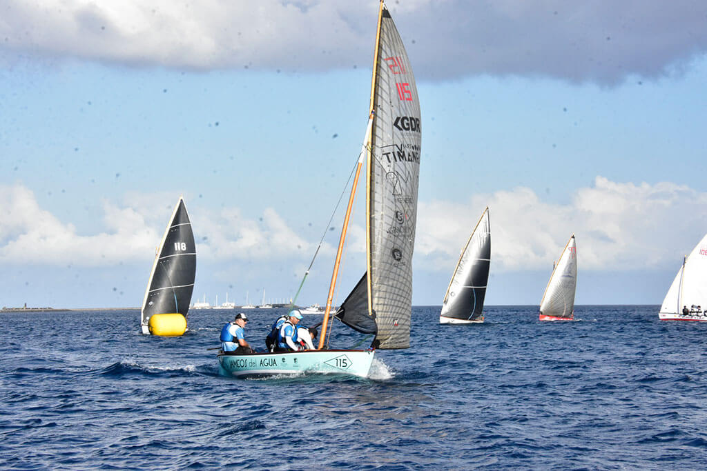 El Playa Blanca de Virginia Morales, campeón de la Liga Insular de Barquillos de Vela Latina de 5 Metros