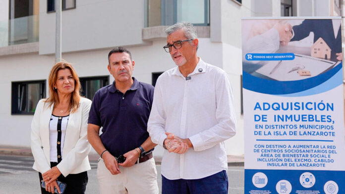 Oswaldo-Betancort-junto-a-María-Tovar-y-Marci-Acuña Noticias | El Cabildo amplía la red pública sociosanitaria con la adquisición de un nuevo inmueble en Arrecife para mayores dependientes