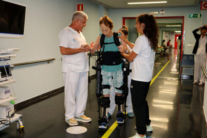 Paciente-en-rehabilitación-con-el-exoesqueleto Noticias | El Molina Orosa incorpora un exoesqueleto robótico para la rehabilitación de pacientes con trastornos neurológicos