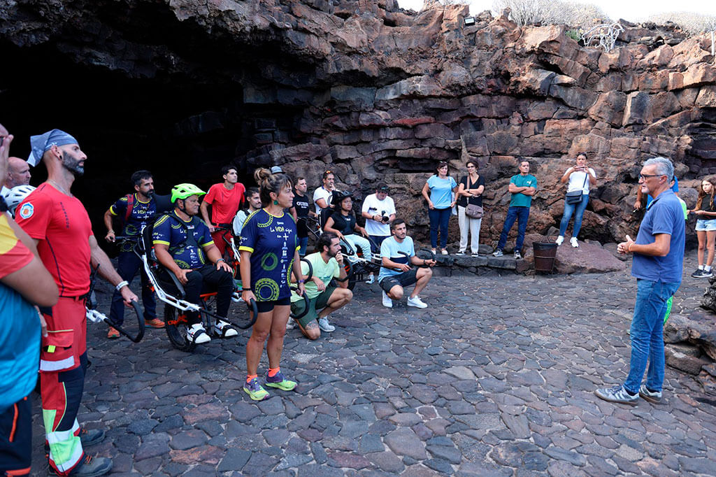 La Cueva de los Verdes vuelve a acoger una visita adaptada con el Club UNINSU y la Asociación La Vida Sigue en Positivo