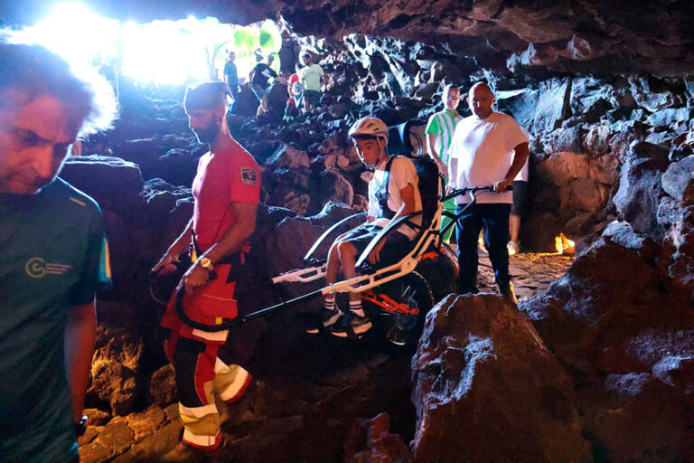 Noticias | La Cueva de los Verdes vuelve a acoger una visita adaptada con el Club UNINSU y la Asociación La Vida Sigue en Positivo