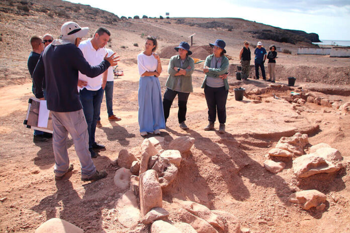 El alcalde y ediles de Yaiza durante su visita Noticias Playa Blanca | Las excavaciones en el Rubicón buscan estructuras asociadas al uso del agua